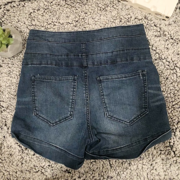 JUNIORS HIGHWAIST BLUE JEAN SHORTS SIZE:5 - Picture 3 of 4
